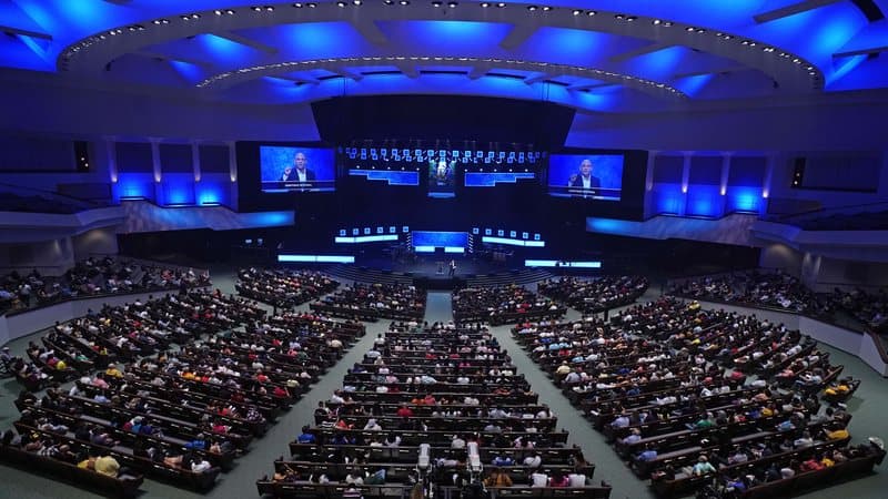 Congregación reunida durante el servicio de adoración