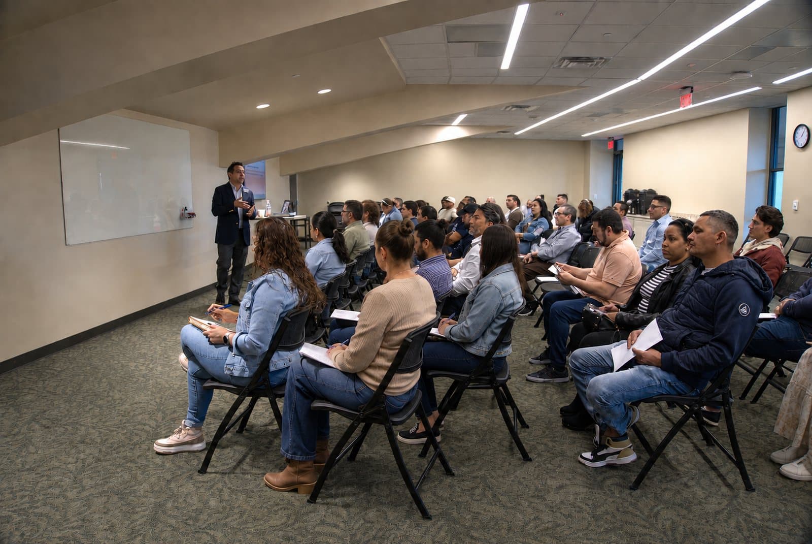 Participantes de la clase Vida Nueva reunidos en el salón